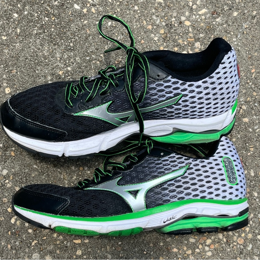 Mizuno Wave Rider 18 running tennis shoes men’s